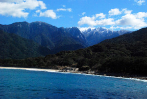 海からそそりたつ永田岳は迫力がありますね~