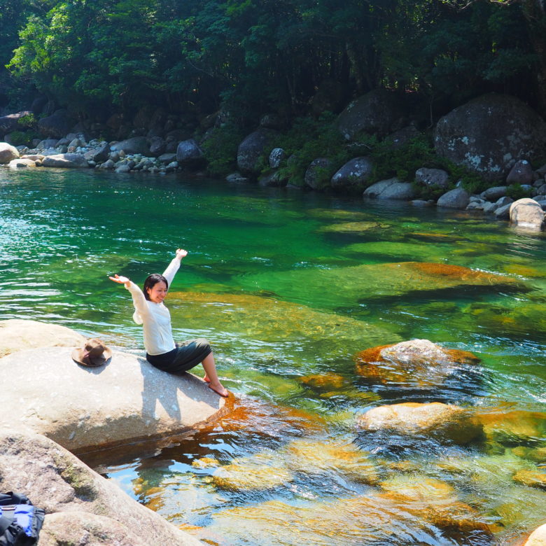 エメラルドグリーンの秘境の沢遊び　の画像